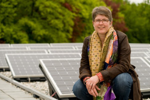 Dianne Schellekens bij een set zonnepanelen