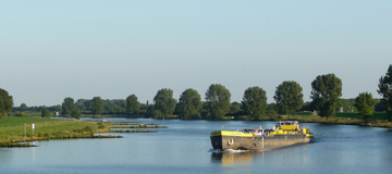 Water rivier met vrachtschip